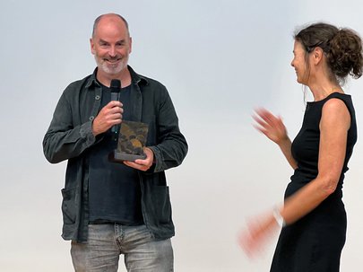Eamonn Doyle und Ruth Stoltenberg (Vizepräsidentin der DFA) bei der Preisverleihung in Mannheim, Juni 2024