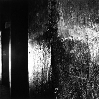 Aus der Serie "Bilder gegen den Krieg", 1988/1989: Ausschwitz Krematorium © Wolfram Janzer